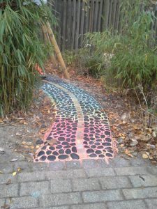 Strauchliebe gepflasterter Regenbogenweg Kindergarten