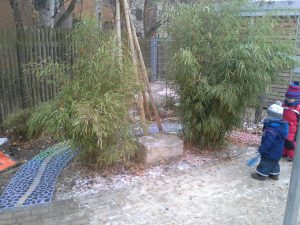 Strauchliebe gepflasterter Regenbogenweg Kindergarten