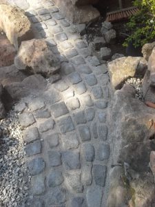 Strauchliebe gepflasterter Weg